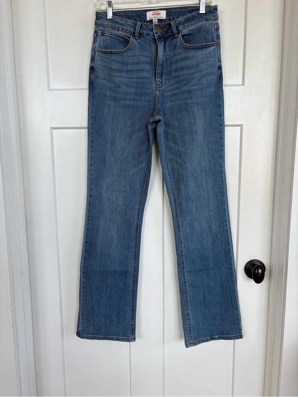 Wrangler Medium Blue Flare-Leg Women’s Jeans Size 8/29